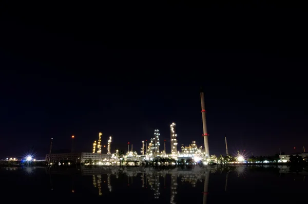 Petrolkémiai ipar sunset sötét kék ég. — Stock Fotó