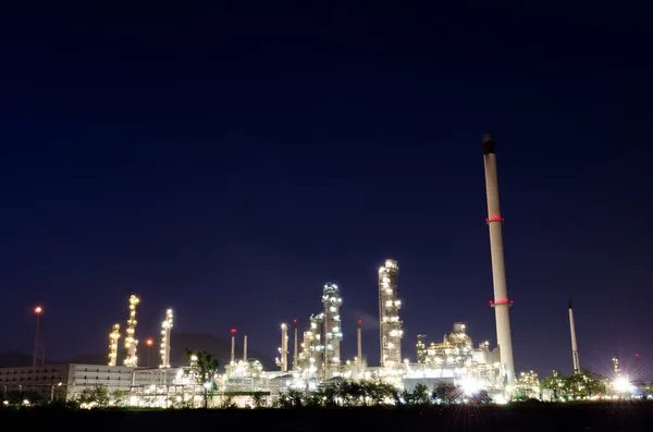Industria petroquímica al atardecer cielo azul oscuro . — Foto de Stock
