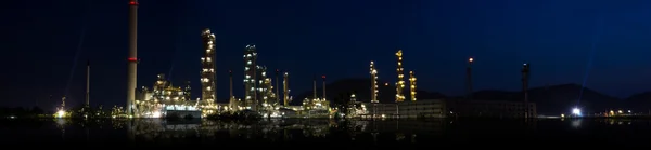 日没の暗く青い空にパノラマの石油化学産業. — ストック写真