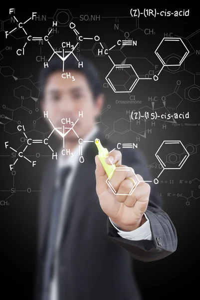 Professor escrevendo fórmula científica no quadro branco . — Fotografia de Stock