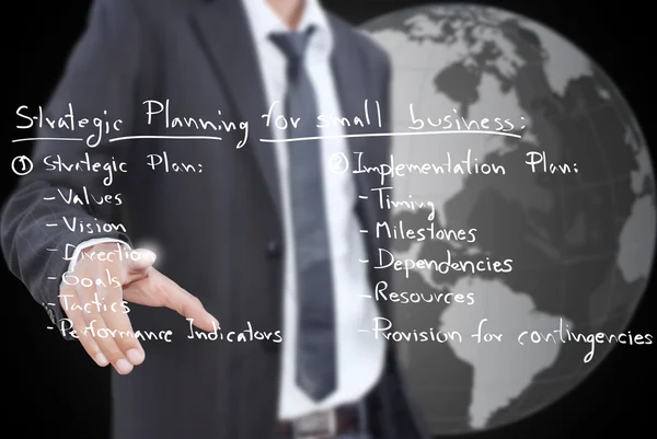 Zakenman duwen bedrijf strategische planning op het whiteboard. — Stockfoto