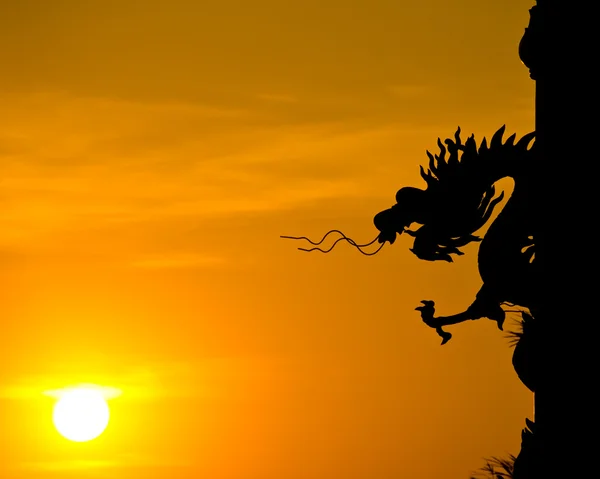 Κινέζοι στυλ δράκος άγαλμα σιλουέτα με ηλιοβασίλεμα. — Φωτογραφία Αρχείου