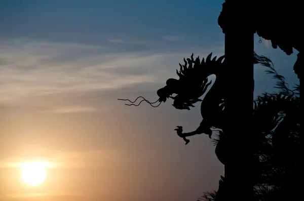 Čínský drak socha silueta se západem slunce. — Stock fotografie