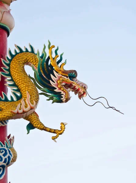 Statue de dragon de style chinois sur le champ de ciel bleu . — Photo