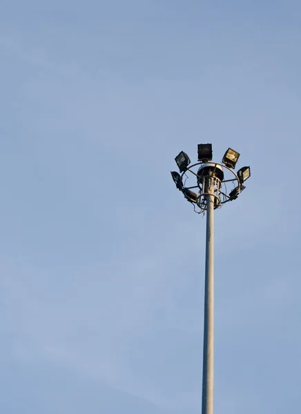 Posto de eletricidade com campo de céu azul . — Fotografia de Stock