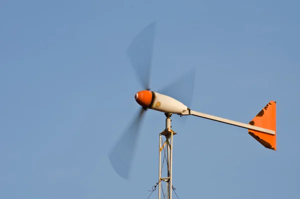 Ветряная турбина на голубом небе . — стоковое фото