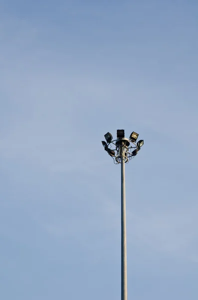 Poste de electricidad con campo de cielo azul . — Foto de Stock