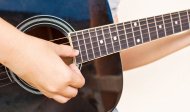 kadın klasik akustik gitar çalmak.