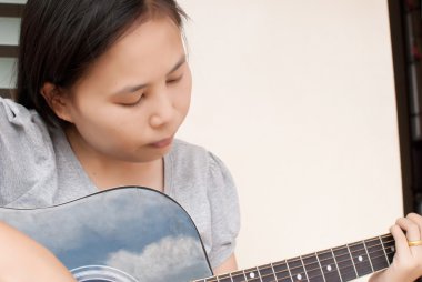 kadın klasik akustik gitar çalmak.