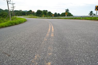 eğri yol gökyüzü ve tehlikeli yol.