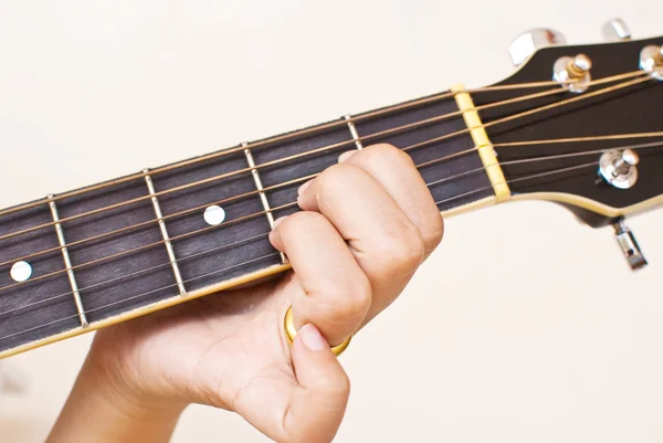 Hand drückt klassischen Akustikgitarrenakkord. — Stockfoto