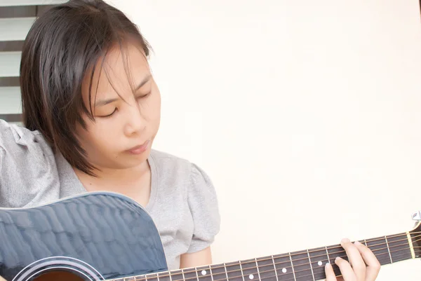 Mulher tocando guitarra acústica clássica . — Fotografia de Stock