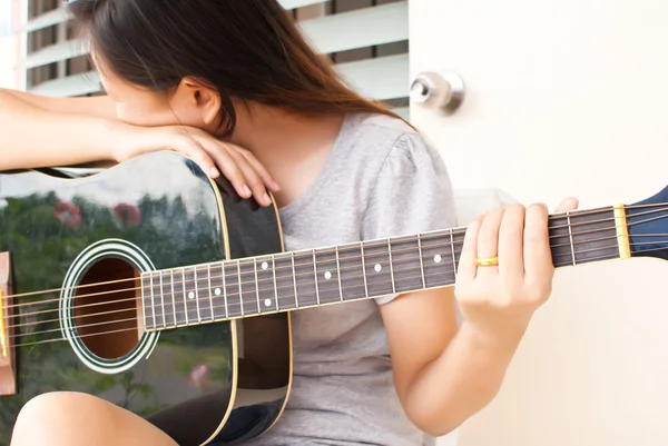 Woman playing classic acoustic guitar. — Stock Photo, Image