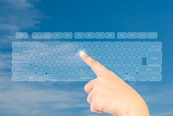 青い空にキーボードを押して手. — ストック写真