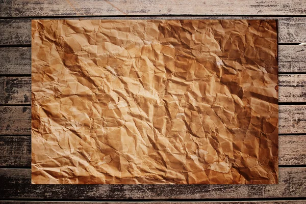 Vintage papier op de klassieke houten textuur achtergrond. — Stockfoto