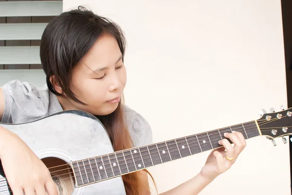 Mulher tocando guitarra acústica clássica . — Fotografia de Stock
