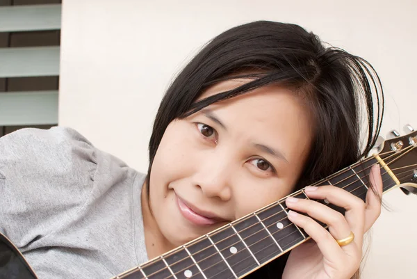 Kobieta gra klasyczna gitara akustyczna. — Zdjęcie stockowe