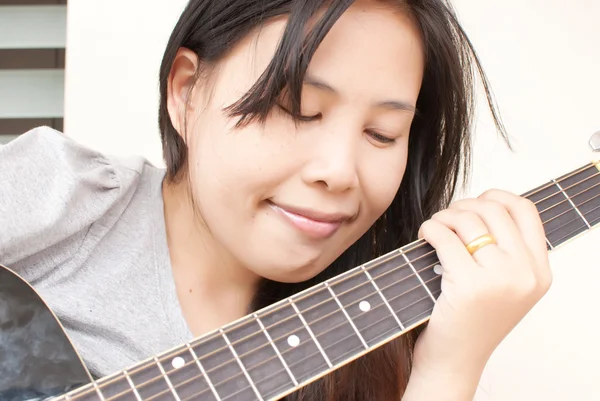 Жінка грає класичну акустичну гітару . — стокове фото