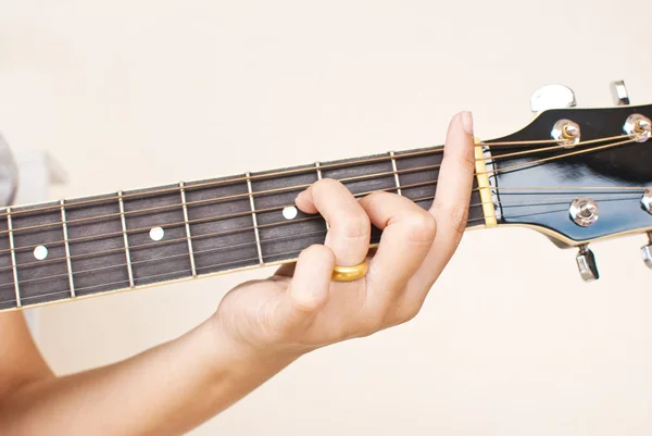 Vrouw spelen klassieke gitaar. — Stockfoto