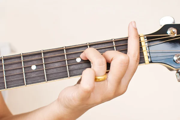 女人玩经典民谣吉他. — 图库照片