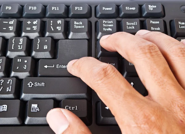 Mão empurrando teclado . — Fotografia de Stock
