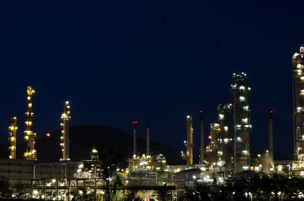 日没の暗く青い空に石油化学産業. — ストック写真