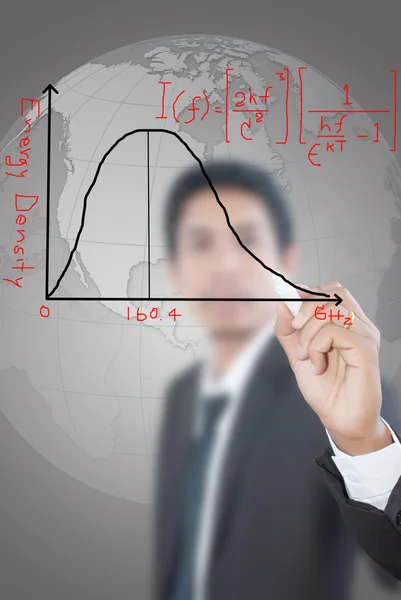 Leraar wetenschappelijke formule schrijven op het whiteboard. — Stockfoto