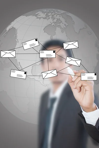 Geschäftsmann schreibt E-Mail soziales Netzwerk. — Stockfoto