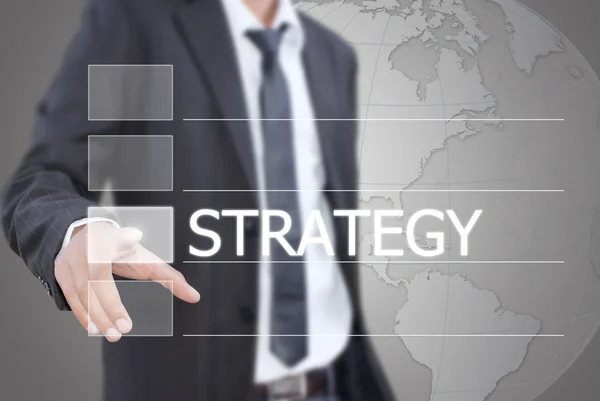Empresario empujando palabra Estrategia en una interfaz de pantalla táctil . —  Fotos de Stock