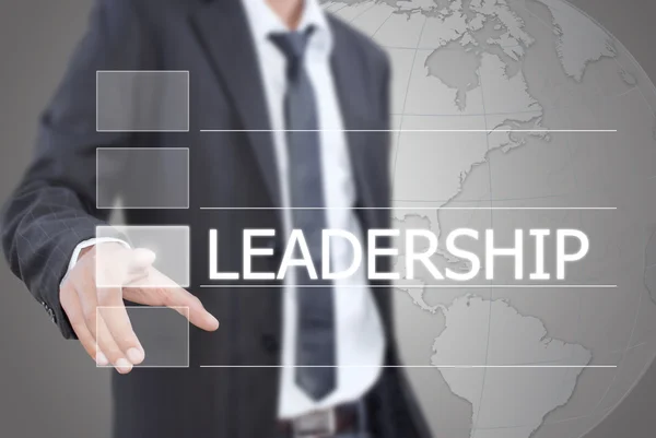 Empresario empujando Palabra de liderazgo en una interfaz de pantalla táctil . —  Fotos de Stock