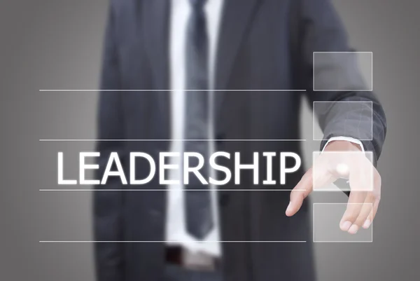 Empresario empujando Palabra de liderazgo en una interfaz de pantalla táctil . —  Fotos de Stock