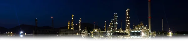 Petrochemische industrie op zonsondergang donker blauwe hemel. — Stockfoto