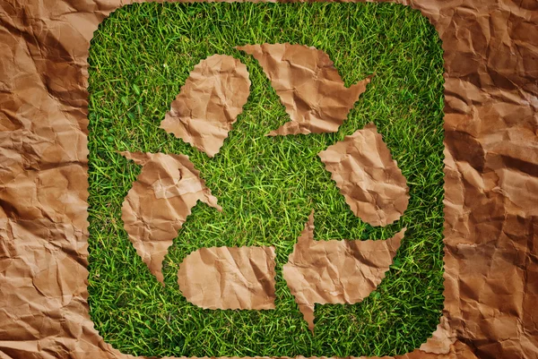 Vintage recycle symbool op het grasveld. — Stockfoto