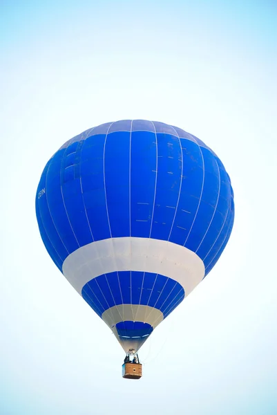 Horkovzdušný balón na obloze. — Stock fotografie