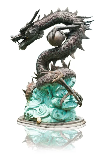 Estatua de dragón estilo chino aislado . —  Fotos de Stock