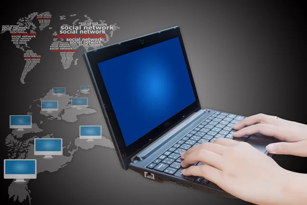 Hand drückt Laptop-Tastatur mit sozialem Netzwerk. — Stockfoto