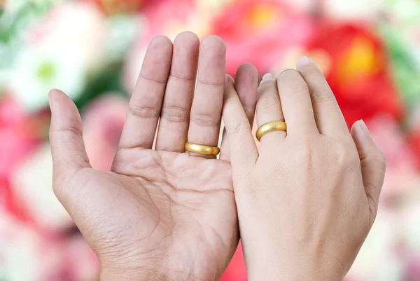 Twee hand aanraking voor liefde concept. — Stockfoto