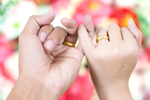 Twee hand aanraking voor liefde concept. — Stockfoto