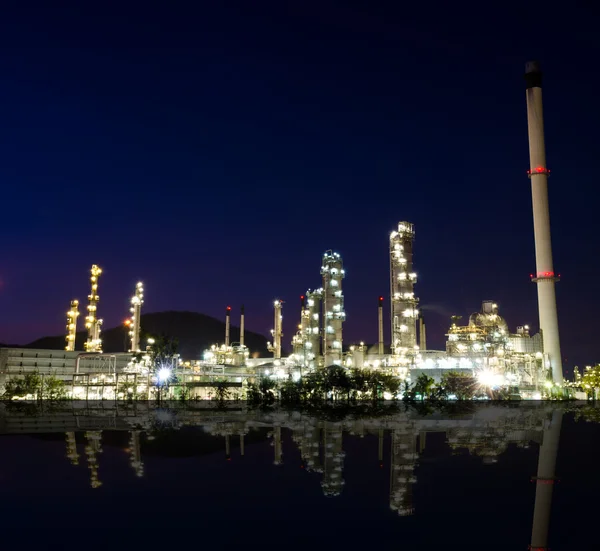 Reflet de l'industrie pétrochimique sur le coucher du soleil ciel bleu foncé . — Photo
