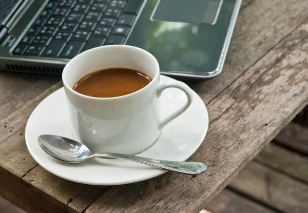 Καφές κύπελλο και φορητό υπολογιστή για τις επιχειρήσεις. — Φωτογραφία Αρχείου