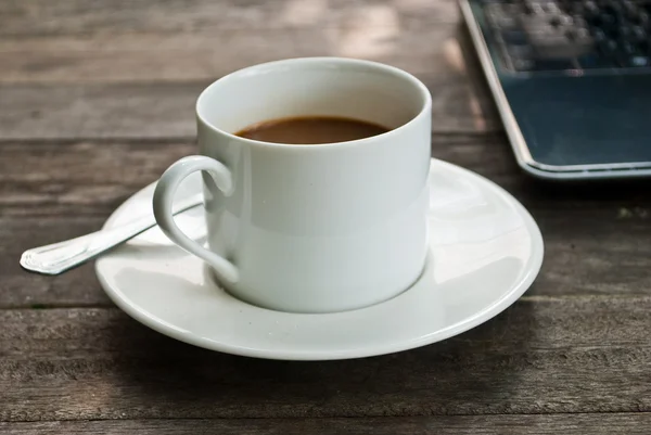Kaffeetasse und Laptop für Unternehmen. — Stockfoto