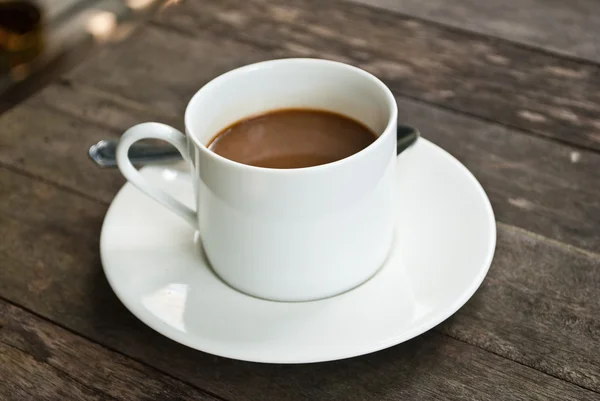 Кофейная чашка на текстуре дерева . — стоковое фото