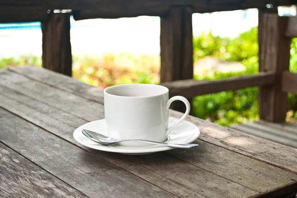 Šálek kávy na texturu dřeva. — Stock fotografie