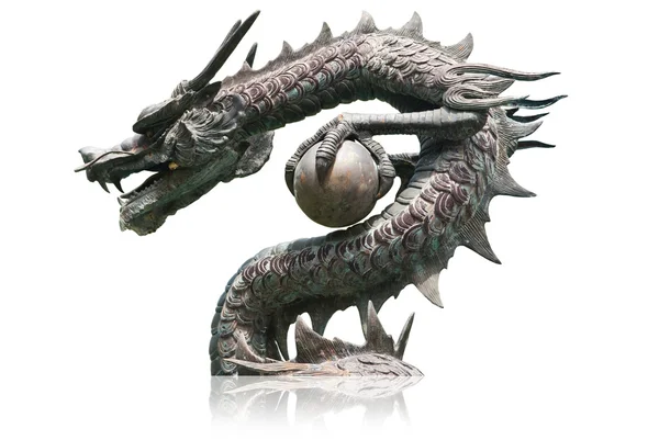 Kinesisk stil dragon staty isolerade. — Stockfoto
