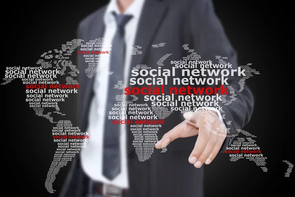 Zakenman duwen van de kaart van de wereld van het sociale netwerk. — Stockfoto