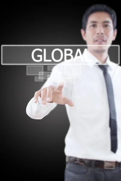 Geschäftsmann schiebt globales Wort auf Touchscreen-Oberfläche. — Stockfoto