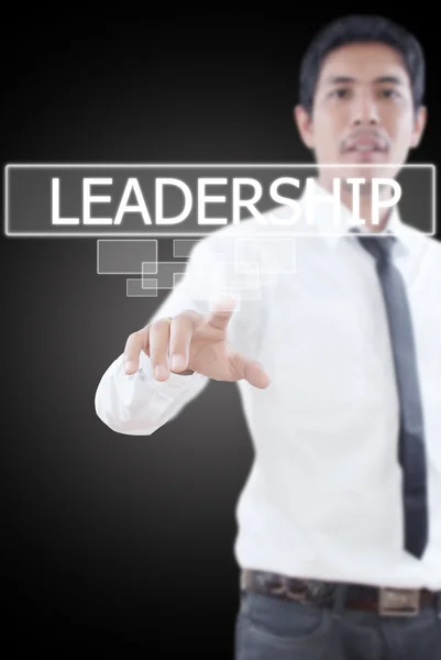 Geschäftsmann drückt Führungswort auf Touchscreen-Oberfläche. — Stockfoto