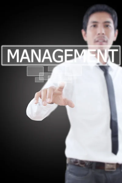 Uomo d'affari che spinge la parola Management su un'interfaccia touch screen . — Foto Stock
