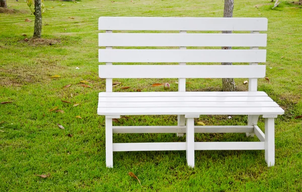 Stoel in het park voor rest wit en ontspannen. — Stockfoto