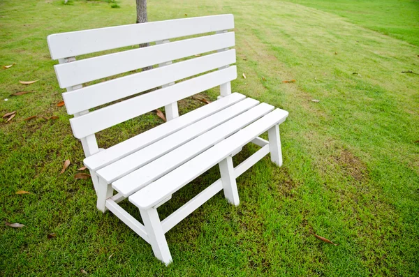 Weißer Stuhl im Park zum Ausruhen und Entspannen. — Stockfoto